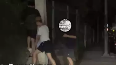 Sejumlah pria memasuki Taman Kota di kawasan Cawang, Kebon Pala, Makasar, Jakarta Timur.