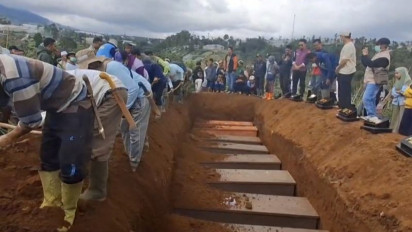 Identitas Belum Terungkap, 10 Jenazah Korban Longsor Cisarua Akhirnya Dimakamkan Massal