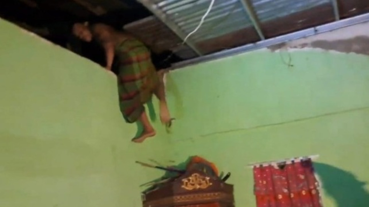 Nafsu Buta Menantu Perkosa Ibu Mertua yang Sedang Tidur dan Usianya Cuma Beda 5 Tahun, Polis Ungkap Motif Pelaku
            - galeri foto