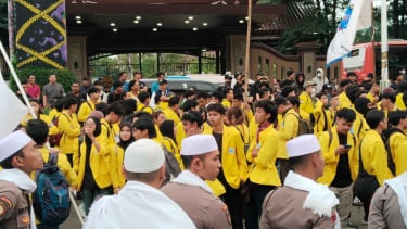 BEM UI Gelar Aksi di Depan Mabes Polri, 'Turunkan Kapolri' Menggema