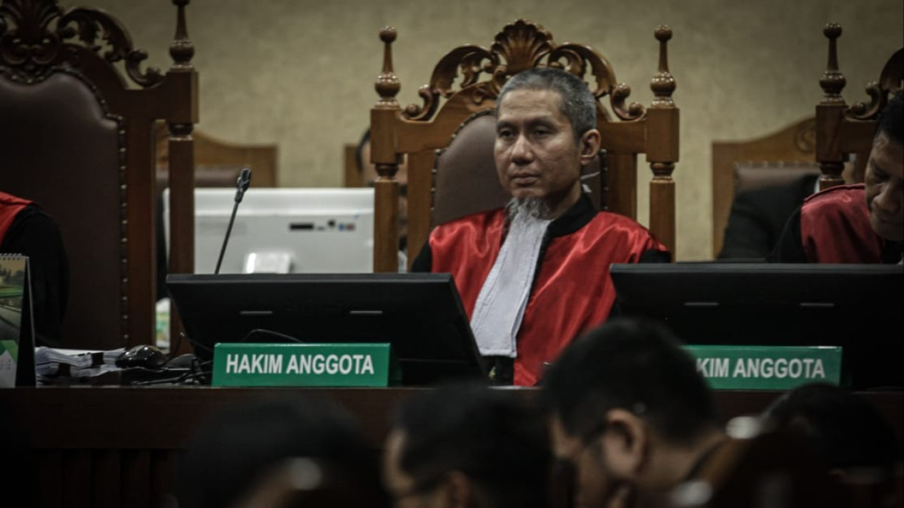 Eks Dirut PIS dan Dua Pejabat KPI Divonis 9-10 Tahun Penjara Kasus Korupsi Minyak Mentah
            - galeri foto