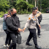 Usai Tertangkapnya Bandar Narkoba Koh Erwin, Eks Kasatnarkoba Polres Bima Kota AKP Malaungi Dibawa Ke Bareskrim Polri