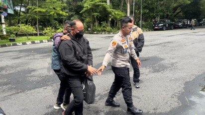 Usai Tertangkapnya Bandar Narkoba Koh Erwin, Eks Kasatnarkoba Polres Bima Kota AKP Malaungi Dibawa Ke Bareskrim Polri