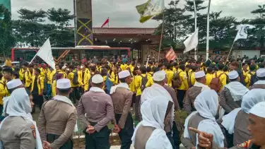 Kawal Aksi Mahasiswa Tuntut Turunkan Kapolri, Personel Polri Kenakan Peci dan Jilbab