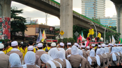 Kawal Aksi Mahasiswa Tuntut Turunkan Kapolri, Personel Polri Kenakan Peci dan Jilbab