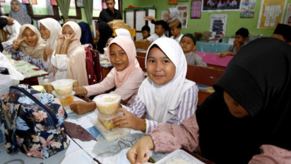 BGN Hentikan Operasional 47 SPPG Usai Temukan Menu MBG Lauk Basi dan Buah Berbelatung