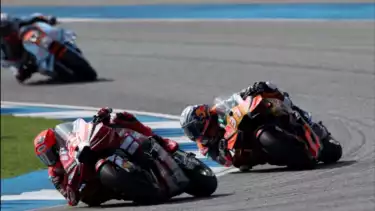 Marc Marquez dan Pedro Acosta saat duel sengit di sprint race MotoGP Thailand 2026