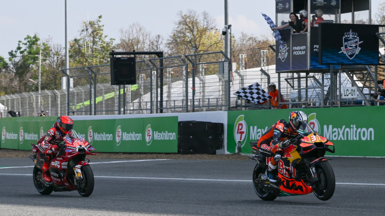 Pecco Bagnaia Sepakati Kontrak Jangka Panjang dengan Aprilia, Pedro Acosta Resmi Jadi Tandem Baru Marc Marquez di MotoGP 2027?
            - galeri foto