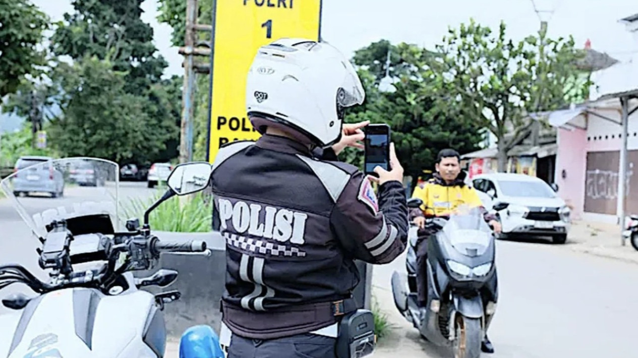 Hati-hati, Polisi Sekarang Terapkan ETLE Handheld: Tilang Elektronik Berbasis Telepon Genggam
            - galeri foto