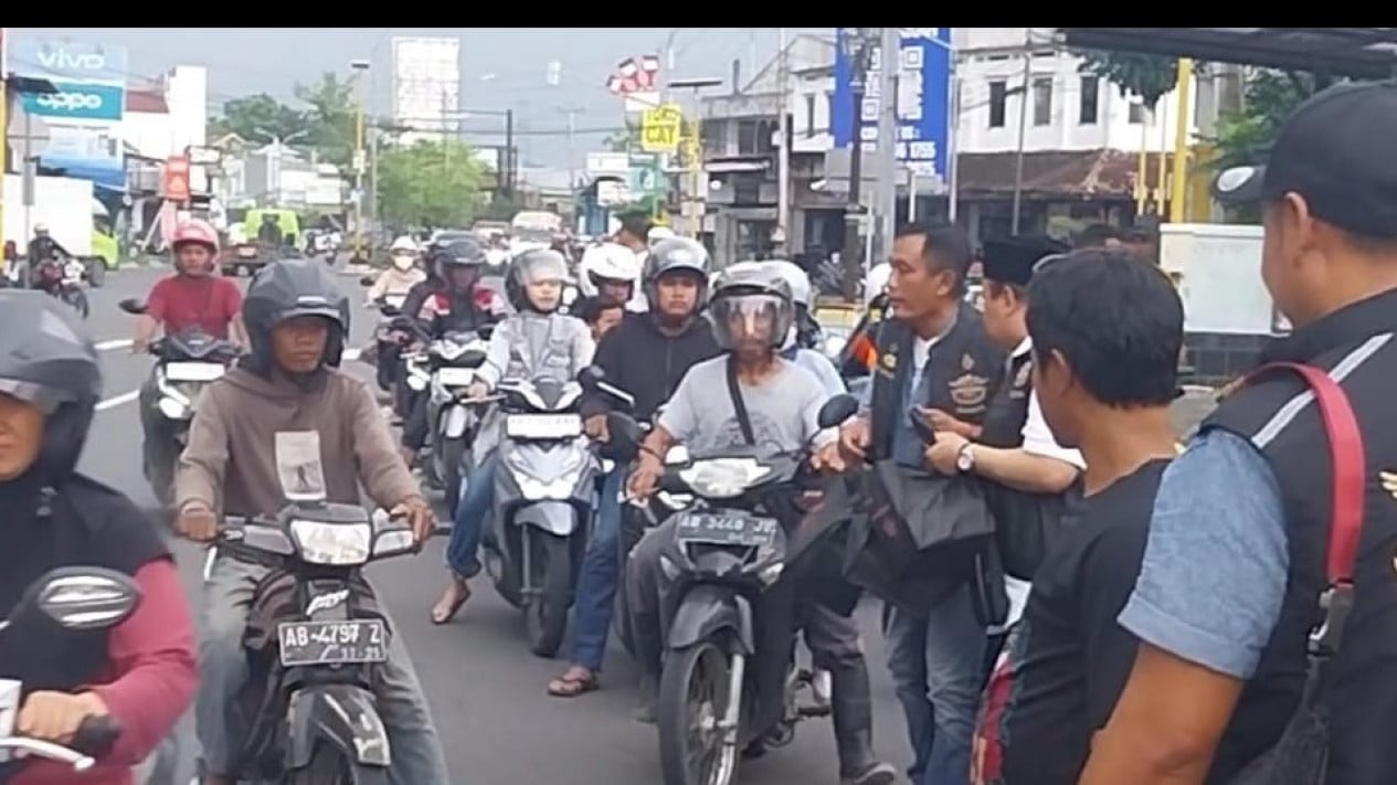 Ribuan Warga dan Pengguna Jalan Menerima Pembagian Takjil dari Komunitas Moge
            - galeri foto