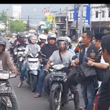 Ribuan Warga dan Pengguna Jalan Menerima Pembagian Takjil dari Komunitas Moge