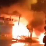 Detik-detik Warga Ramai-ramai Bakar Rumah Pelaku Bacok 2 Orang Bangunkan Sahur di Gresik