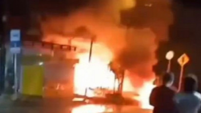 Detik-detik Warga Ramai-ramai Bakar Rumah Pelaku Bacok 2 Orang Bangunkan Sahur di Gresik