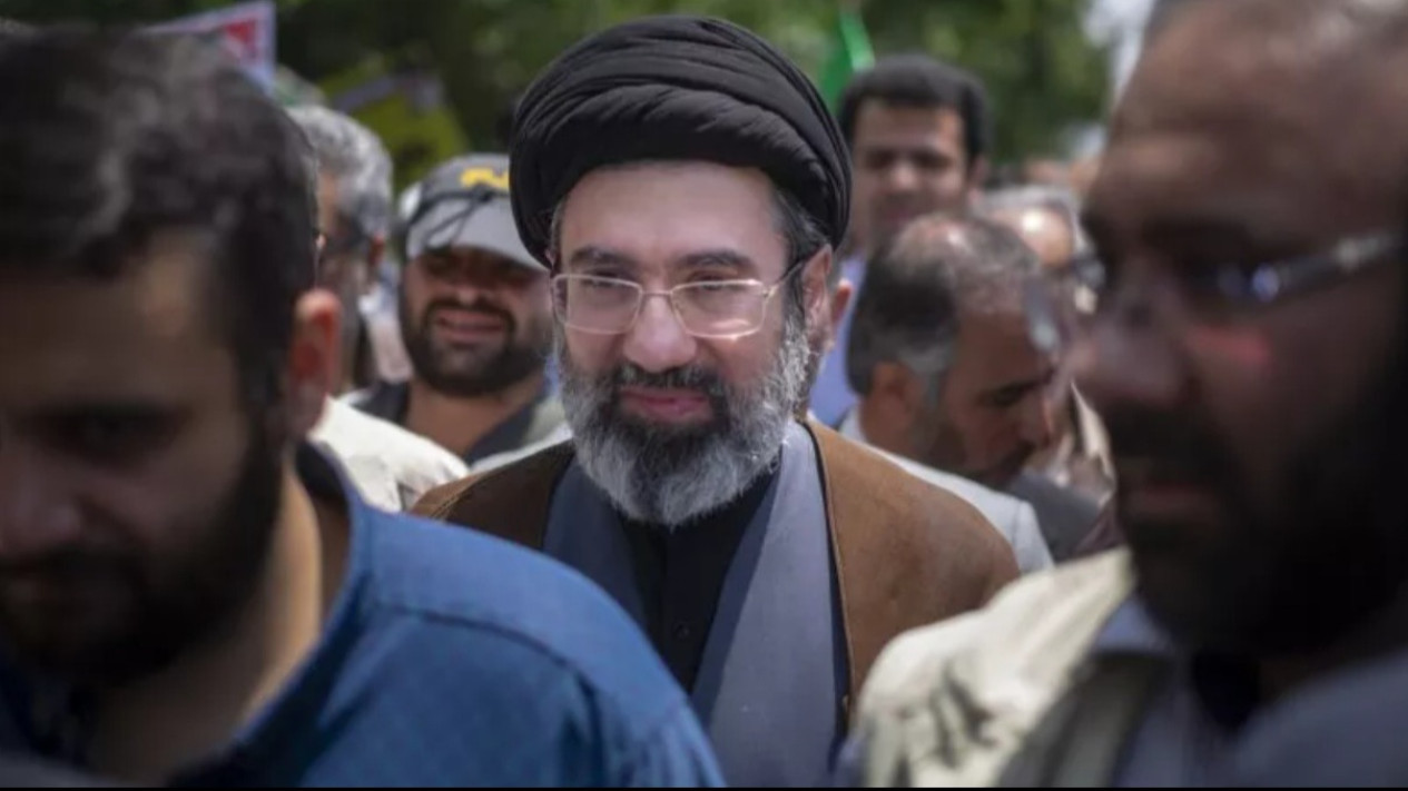 Profil Mojtaba Khamenei, Pewaris Bayangan Teheran: Anak Sang Pemimpin yang Menggenggam Kekuasaan Tanpa Jabatan
            - galeri foto