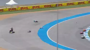 Kecelakaan mengerikan terjadi di Moto2 Thailand 2026, yang melibatkan David Alonso, Filip Salac, dan Senna Agius.