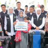 Gubernur Khofifah Salurkan Bansos dan Tali Asih Senilai Rp 5,26 Miliar