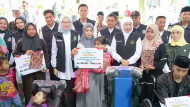 Gubernur Khofifah Salurkan Bansos dan Tali Asih Senilai Rp 5,26 Miliar