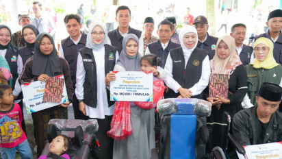 Gubernur Khofifah Salurkan Bansos dan Tali Asih Senilai Rp 5,26 Miliar