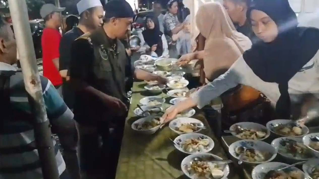 Siapkan 300 Porsi Buka dan Sahur, Masjid As Sakinah Berdayakan Emak-Emak di Dapur Umum Secara Mandiri
            - galeri foto