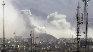 Asap membumbung ke udara setelah Israel dan Amerika Serikat melancarkan serangan gabungan terhadap Iran, Sabtu (28/2/2026).