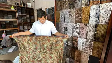 Budi Wicaksono menunjukan bebarapa motif sarung batik produksinya desa Purwosari, Kecamatan Kota, Kabupaten Kudus, Jawa Tengah, Sabtu (28/02/26).