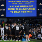 Soraki Pemain Muslim Berbuka Puasa di Tengah Laga Liga Inggris, Suporter Leeds Dikecam