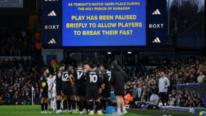 Soraki Pemain Muslim Berbuka Puasa di Tengah Laga Liga Inggris, Suporter Leeds Dikecam