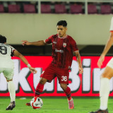Diwarnai Kartu Merah, Persis Solo Ambil Poin Penuh di Kandang Usai Taklukkan Persik