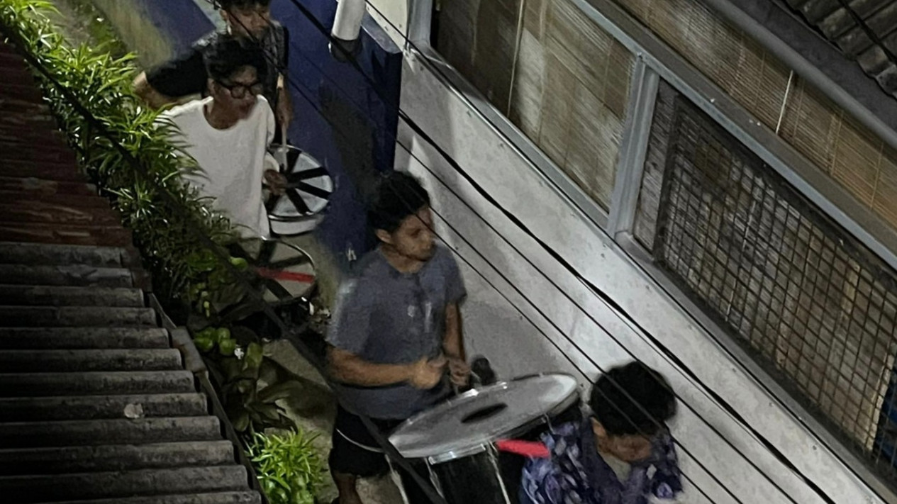 Cara Unik Pemuda Bantarjati Kota Bogor Bangunkan Sahur Gunakan Alat Drumband
            - galeri foto