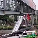 Detik-Detik Papan Reklame Ukuran 2x8 Meter Roboh di Tol Kebon Jeruk Jakarta Barat Viral, Polisi Pastikan Tidak Ada Korban