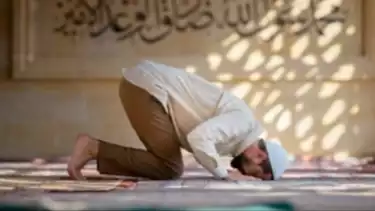 Shalat Dhuha di Waktu ini Kata Ustaz Adi Hidayat Bisa Bantu Lunaskan Utang Anda