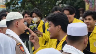 Pria Berjas Kuning yang Viral Teriaki dan Tunjuk Polisi Saat Demo Ternyata Bukan Mahasiswa UI, Ini Sosok Sebenarnya