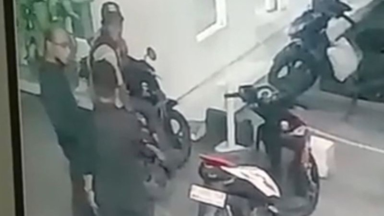 Ngaku sebagai Kasat Narkoba yang Tengah Kejar Pelaku, Pria di Kramat Jati Tipu Tukang Ojek Motornya Raib
            - galeri foto