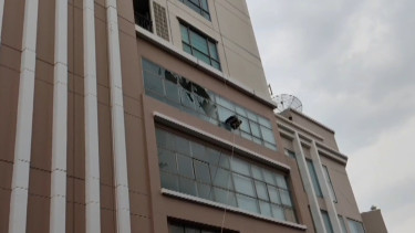 Gondola di Lantai 25 Apartemen Surabaya Dihantam Angin Kencang, Satu Pekerja Tewas