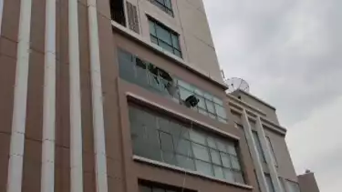 Gondola di Lantai 25 Apartemen Surabaya Dihantam Angin Kencang