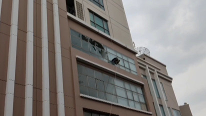 Gondola di Lantai 25 Apartemen Surabaya Dihantam Angin Kencang, Satu Pekerja Tewas