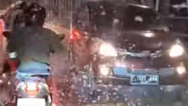 Fenomena Jutaan Laron di Jembatan Kertosono Ganggu Pengendara Motor