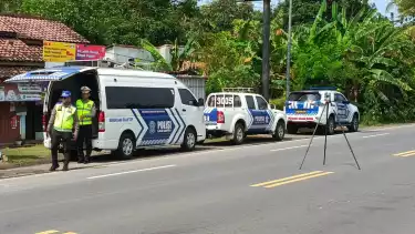 Polisi melakukan olah TKP kecelakaan nahas libatkan Moge yang dikendarai oleh bos rokok HS di jalan Wates - Purworejo