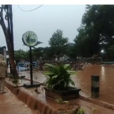 Cuaca Esktrem Debit Air Sungai Tanjung Loceret Nganjuk Meluap, Genangi Sebagian Jalan dan Rumah Warga