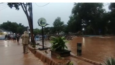 Cuaca Esktrem Debit Air Sungai Tanjung Loceret Nganjuk Meluap, Genangi Sebagian Jalan dan Rumah Warga