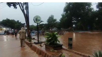 Cuaca Esktrem Debit Air Sungai Tanjung Loceret Nganjuk Meluap, Genangi Sebagian Jalan dan Rumah Warga