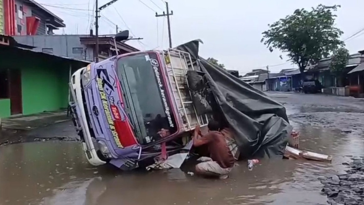 Truk Bermuatan Keramik Terguling Akibat Jalan Rusak di Akses Jembatan Timbang Guyangan Nganjuk
            - galeri foto