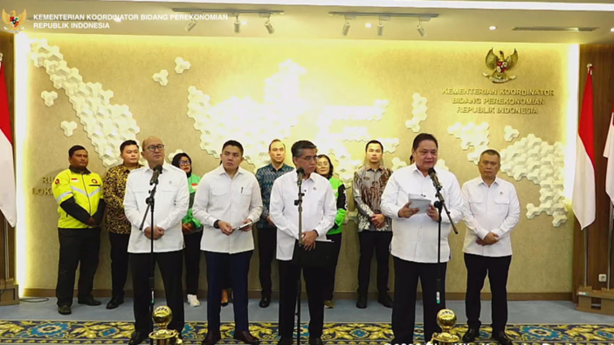 Menko Airlangga Tegaskan Perusahaan Swasta Wajib Bayar Penuh THR Pekerja hingga H-7 Lebaran, Tak Boleh Dicicil
            - galeri foto