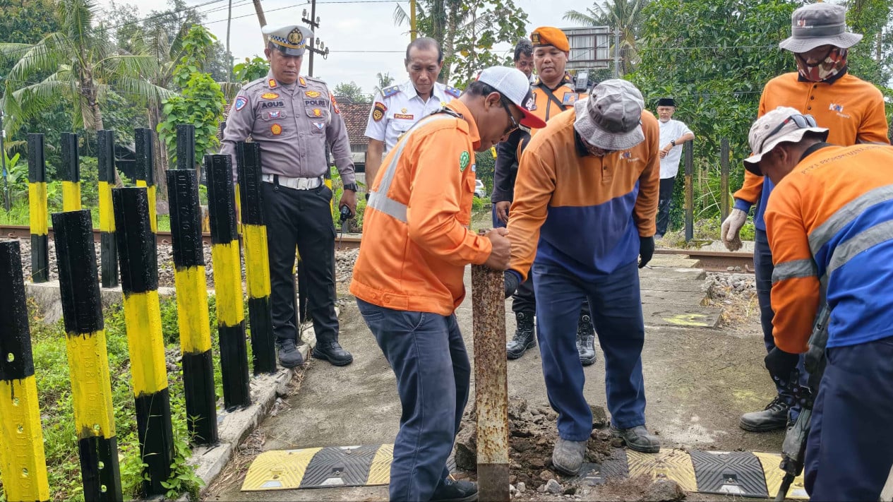 Jelang Operasi Ketupat, Satlantas Polres Blitar Kota Tutup Perlintasan Sebidang di Desa Kandangan
            - galeri foto