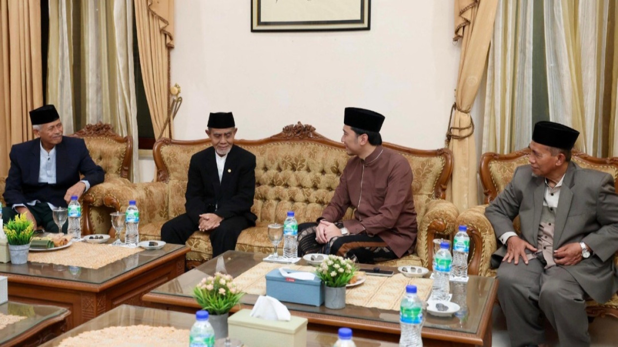 Kunjungi Ponpes Gontor, Wakil Ketua MPR RI: Pesantren Bukan Hanya Pusat Pendidikan Agama
            - galeri foto