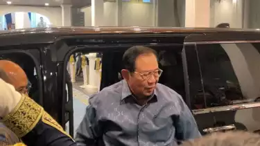 Presiden ke-6 Susilo Bambang Yudhoyono (SBY) tiba di Istana Merdeka, Jakarta Pusat, Selasa (3/3/2026).