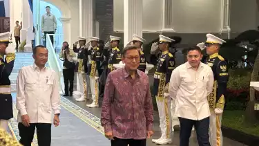 Wakil Presiden ke-11 Boediono tiba di Istana Merdeka, Jakarta Pusat, Selasa (3/3/2026).