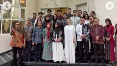 Agnez Mo foto bersama jajaran KJRI dan WNI di Dubai, UEA