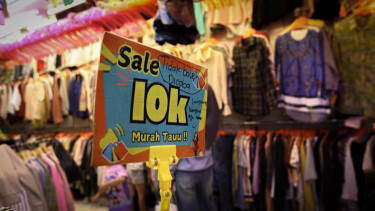 Berita Foto: Berburu Thrifting untuk Lebaran, Pasar Senen Ramai Pengunjung