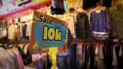 Berita Foto: Berburu Thrifting untuk Lebaran, Pasar Senen Ramai Pengunjung